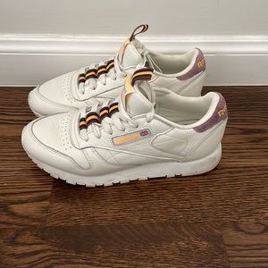 Reebok Classic sneakers size 6.5. Barely worn.